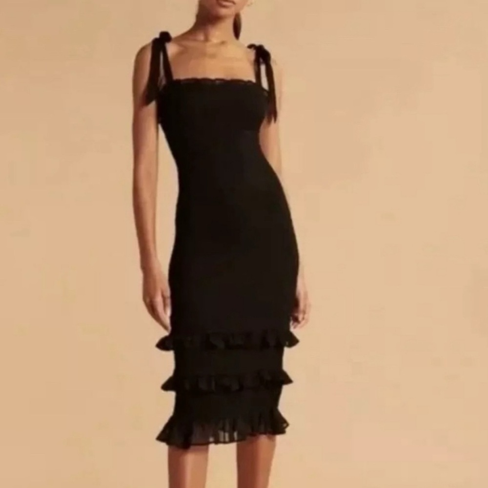 Abercrombie and Fitch Black Tie-Strap
Smocked Bodycon Midi Dress